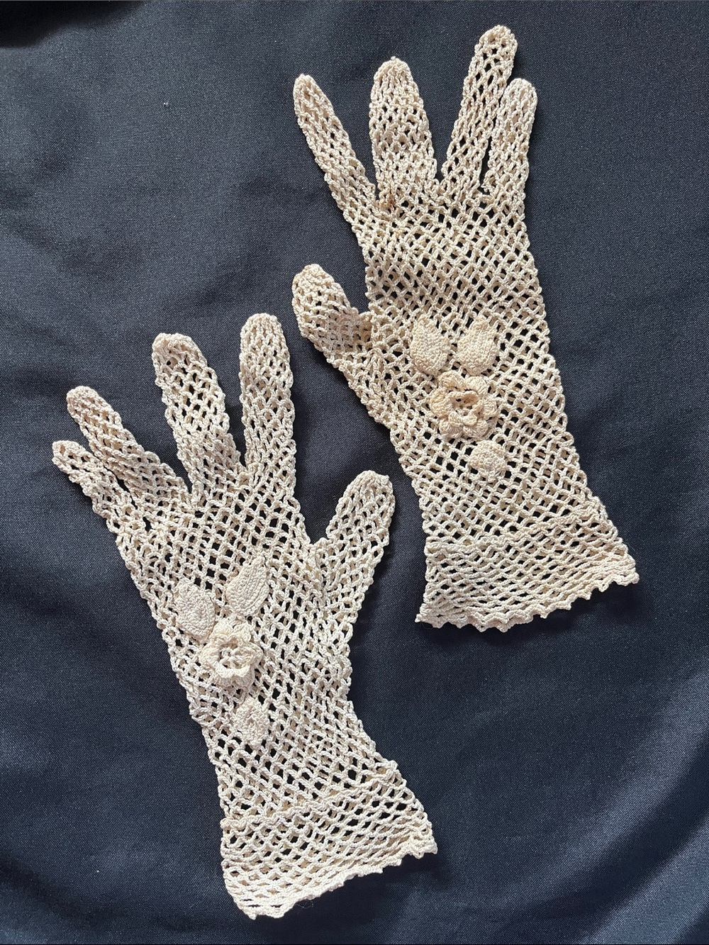 Vtg/Antique Hand Crochet Delicate Lace Gloves Ecru Color Floral Small Size *READ